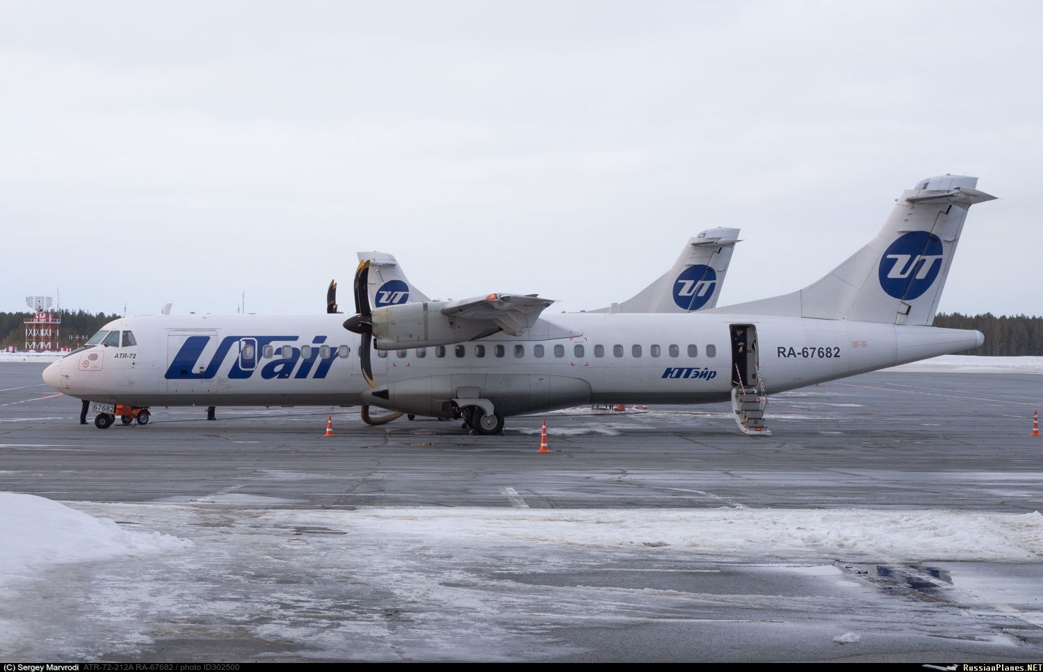 Уфа уренгой. ATR 72-212a. АТР 72 Сургут. АТР-72 самолет. ATR 72 UTAIR Cargo Door.