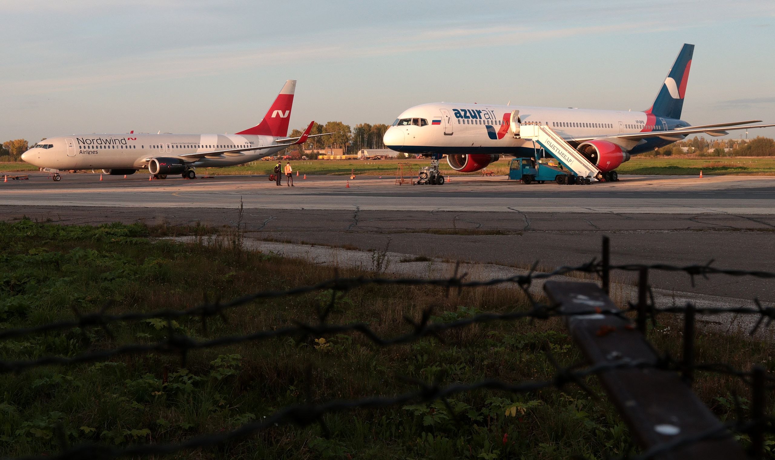 Самолет сыктывкар санкт петербург. Боинг 737 Сыктывкар. Nordwind Сыктывкар. Самолёт Nordwind Сыктывкар. Boeing 737 800 Сыктывкар.