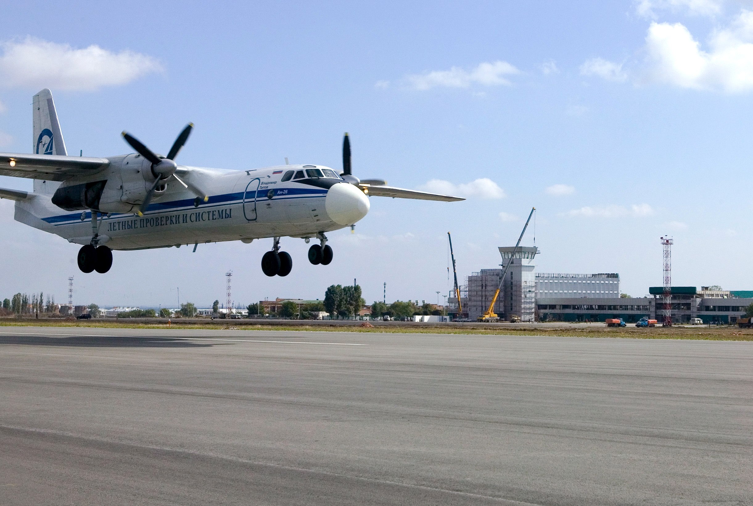 Ан 24 рейсы. АН-24 пассажирский самолёт. Винтовой самолёт АН 24. АН-24 пассажирский самолёт фото. Турбовинтовой самолет АН-24.