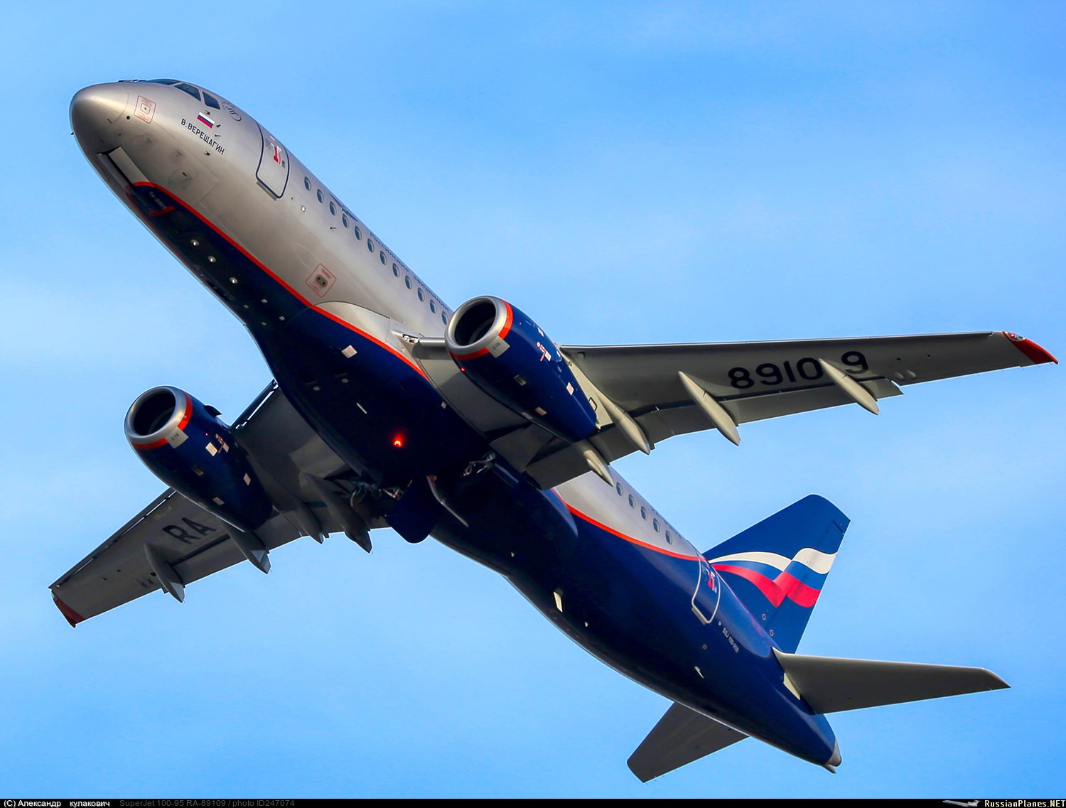 Москва минск самолет аэрофлот. Sukhoi Superjet 100. Суперджет Аэрофлот Хохлома. Суперджет 100 Аэрофлот ночь. Боинг 777 и сухой Суперджет.