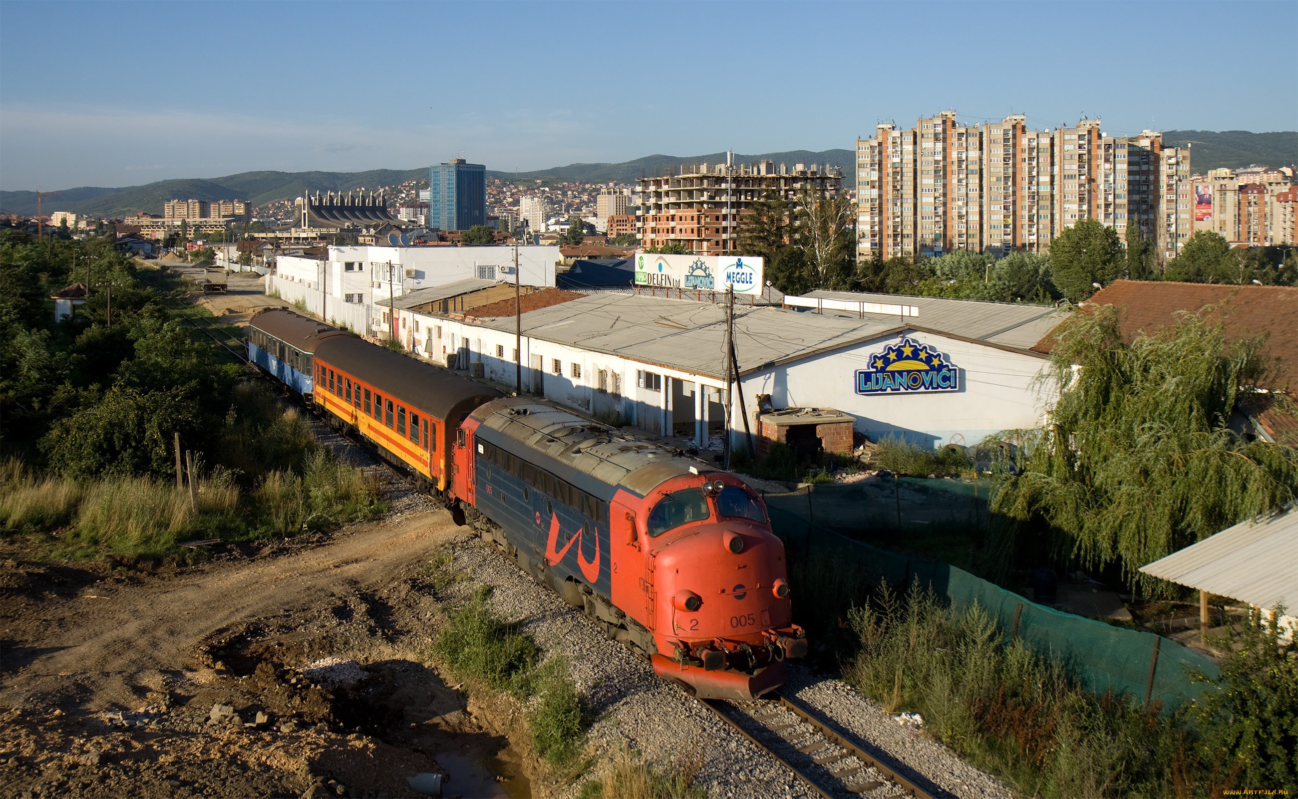 Города поезда. Поезд в городе. Косово железная дорога. ЖД В Косово. Приштина вокзал.