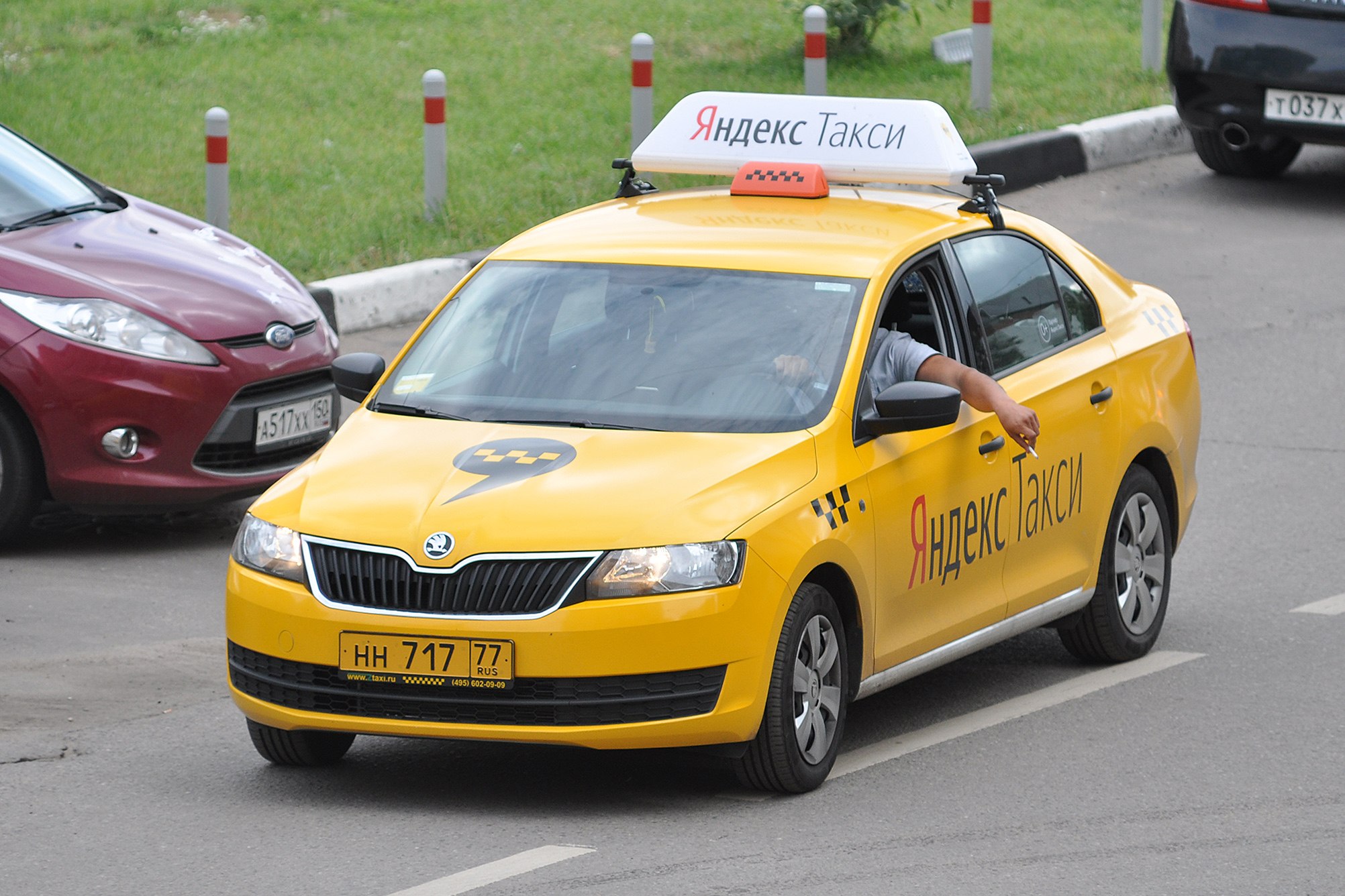 Машины для такси какие года подходят. Skoda Rapid 2021 такси. Skoda Rapid 2020 такси. Желтый Skoda Rapid Taxi. Машина Шкода Рапид 2021 такси.