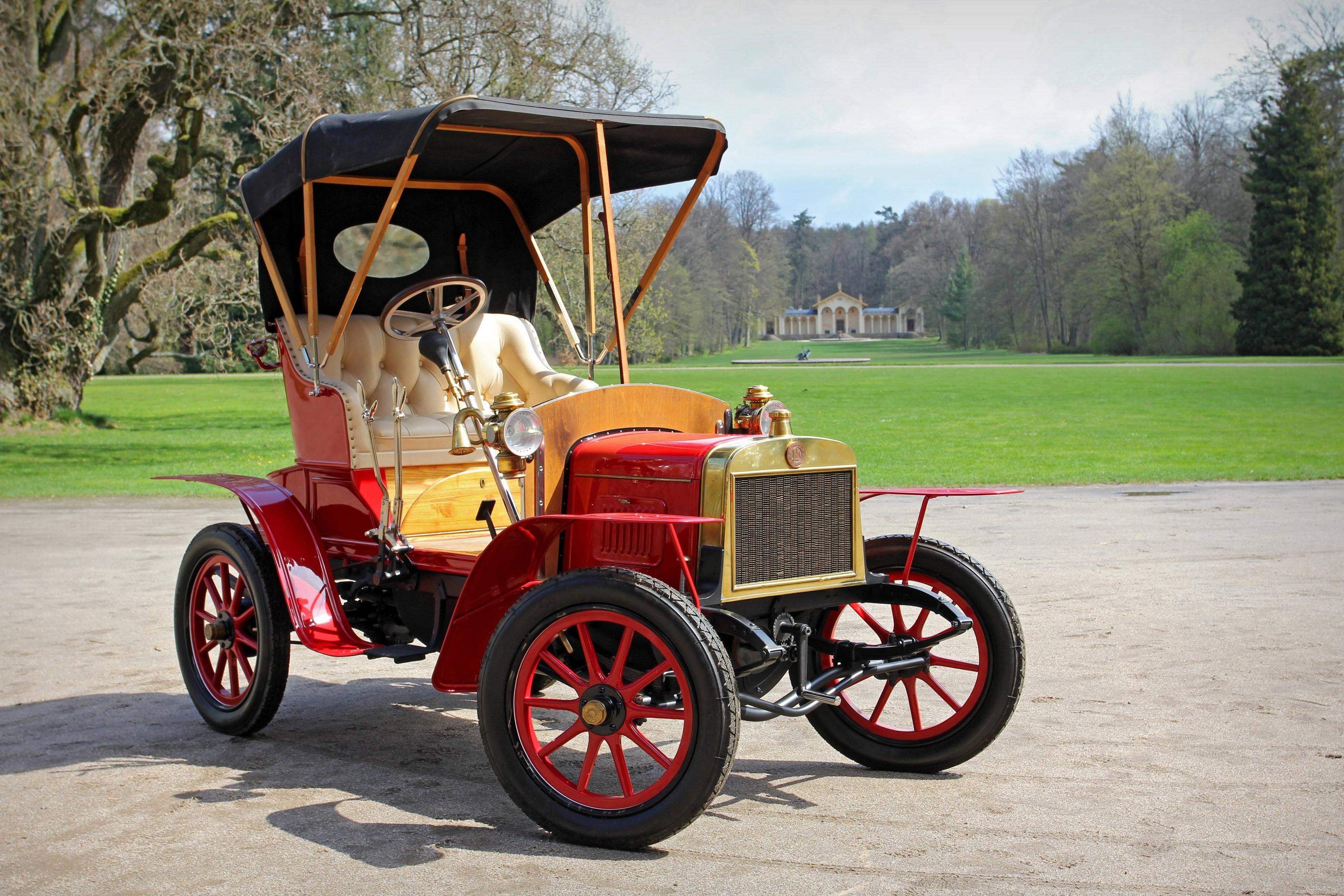 Первые машины название. Автомобиль Laurin and Klement voiturette 1905 года. Автомобиль Шкода voiturette 1905 года. Laurin & Klement машины. Шкода самая первая модель 1895.
