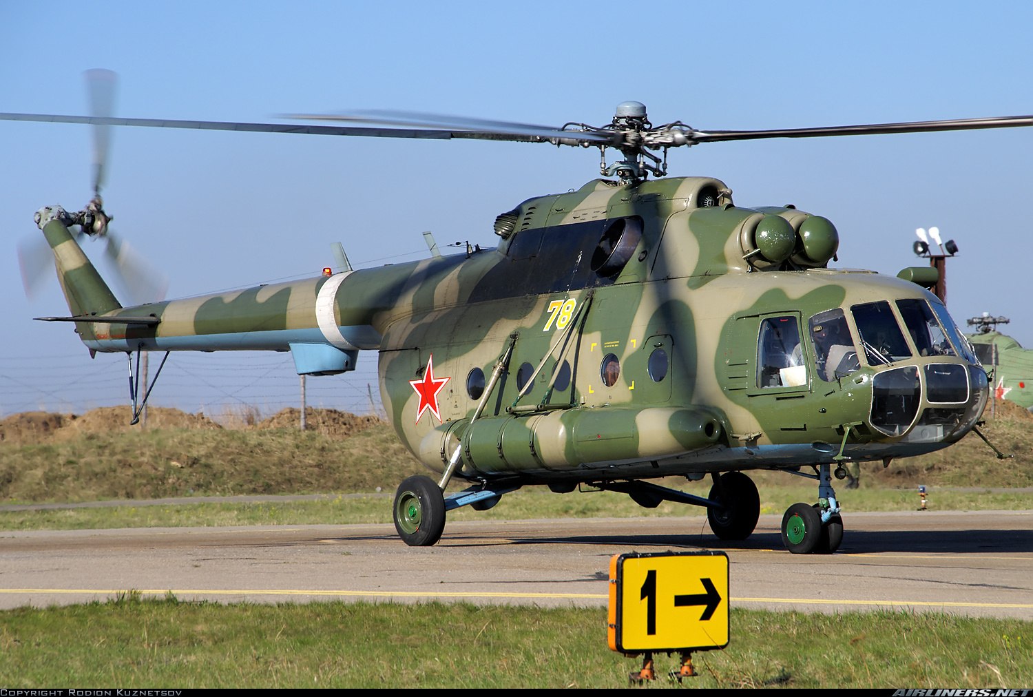 Ми 8 фото. Ми 8 сбоку. Ми 8 зеленый. Вертолёт десантный ми 8. Mil mi-8mtv2.