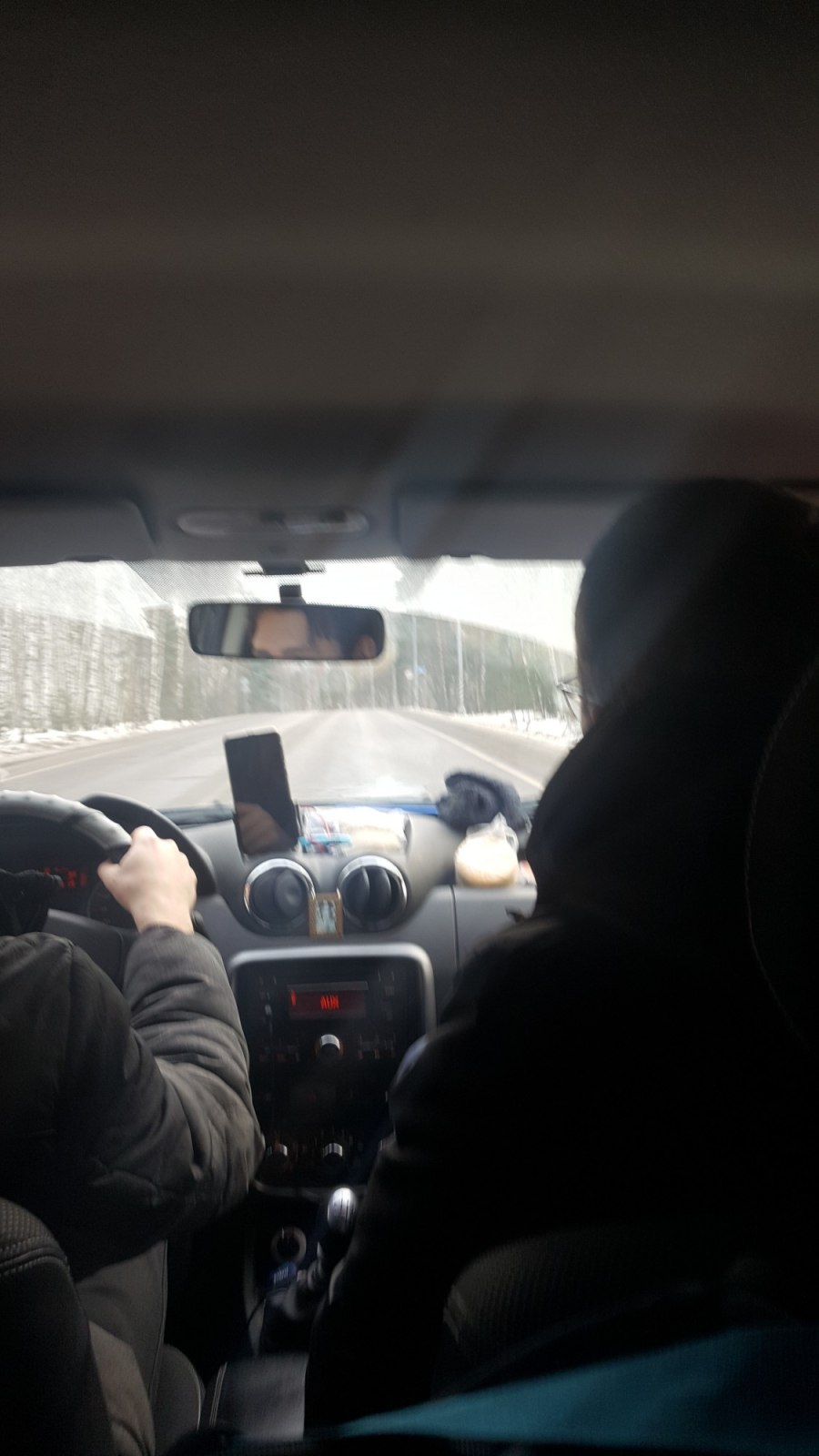 Вид на заднее сидение автомобиля дорога