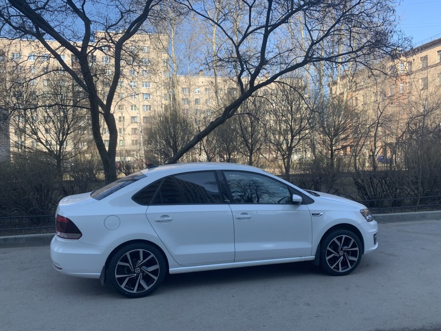 Volkswagen Polo лифтбек r17
