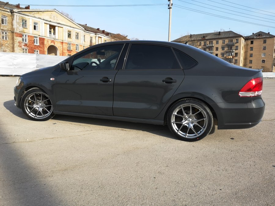 Volkswagen Polo черные диски r15