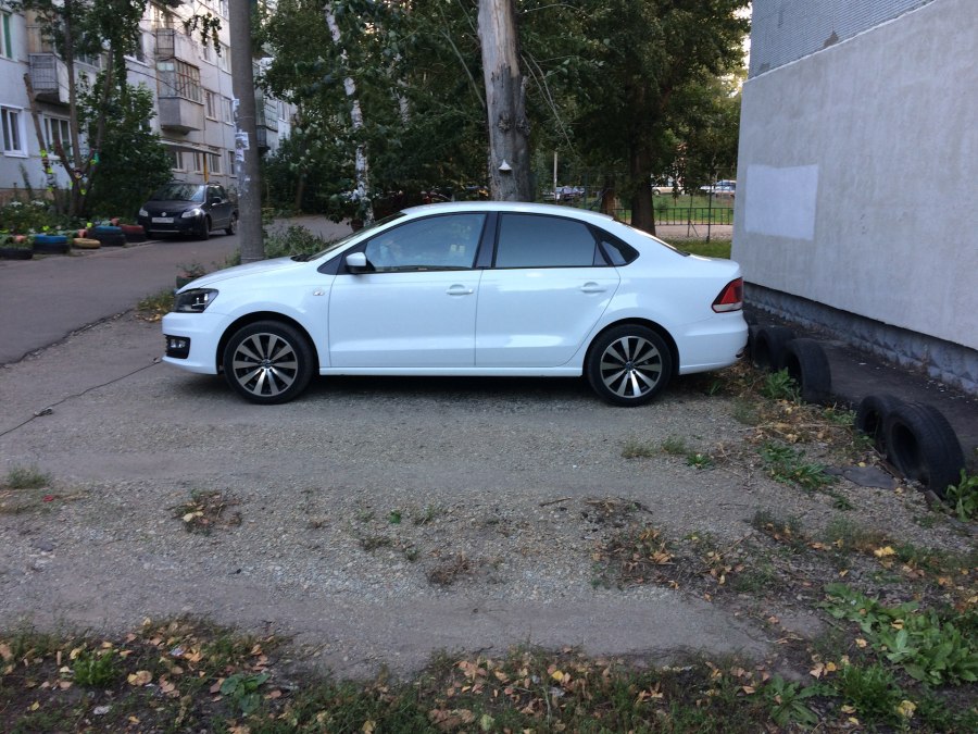 Белая VW Polo r16