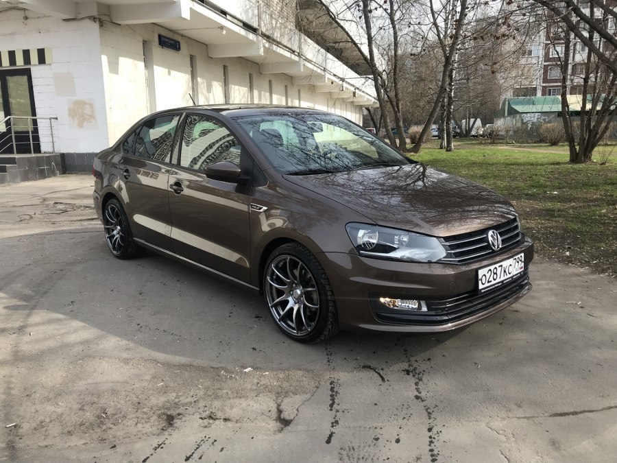 Черный VW Polo r17