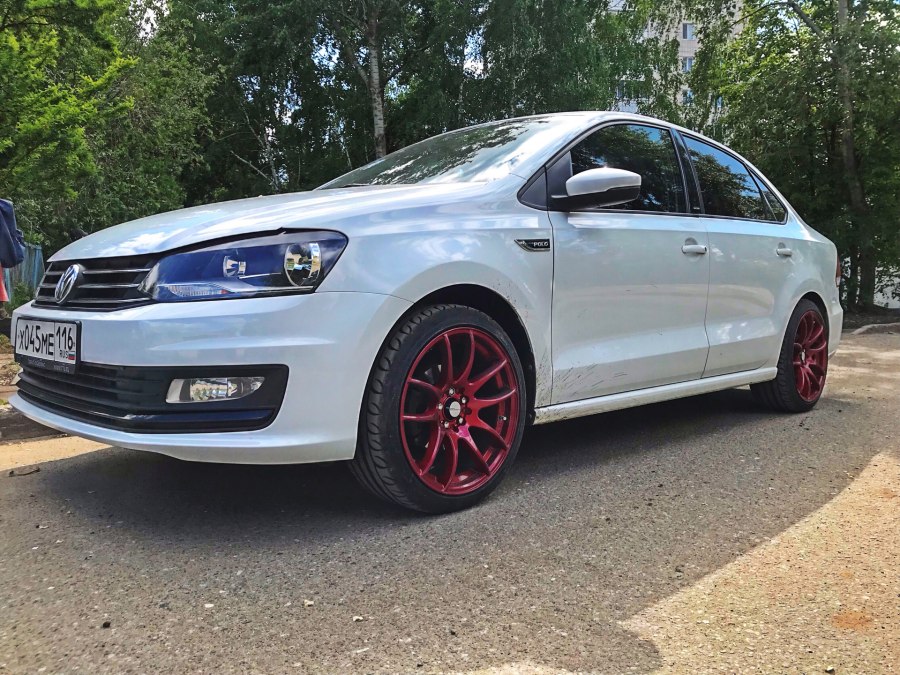 Volkswagen Polo на 17 дисках красный