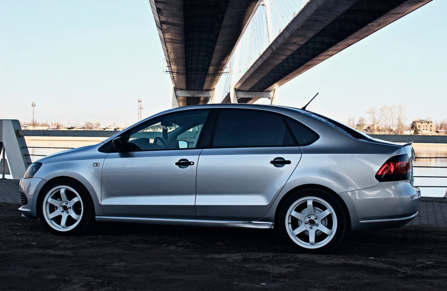 VW Polo sedan r17