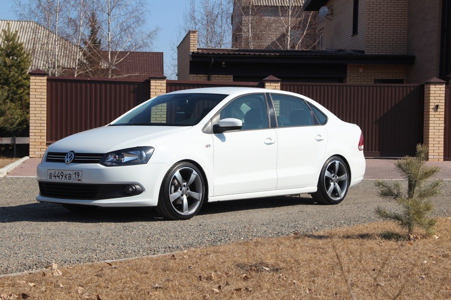 VW Polo sedan r17