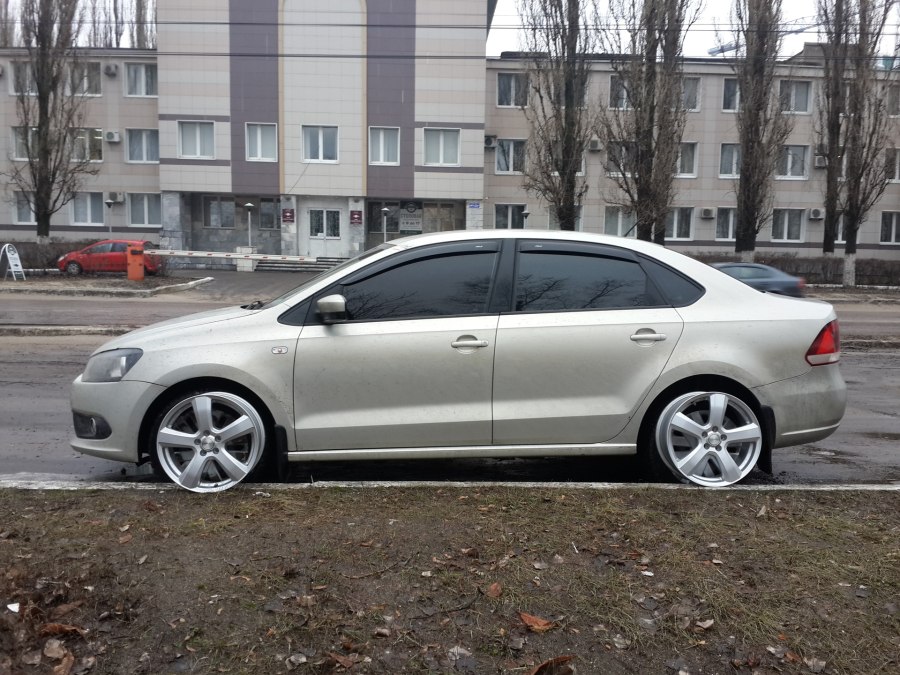 VW Polo sedan r17