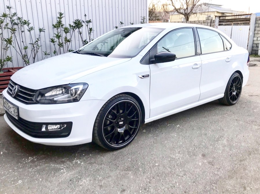 Volkswagen Polo черные диски r15