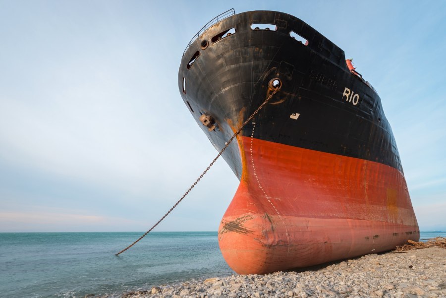 Сухогруз на берегу черного моря