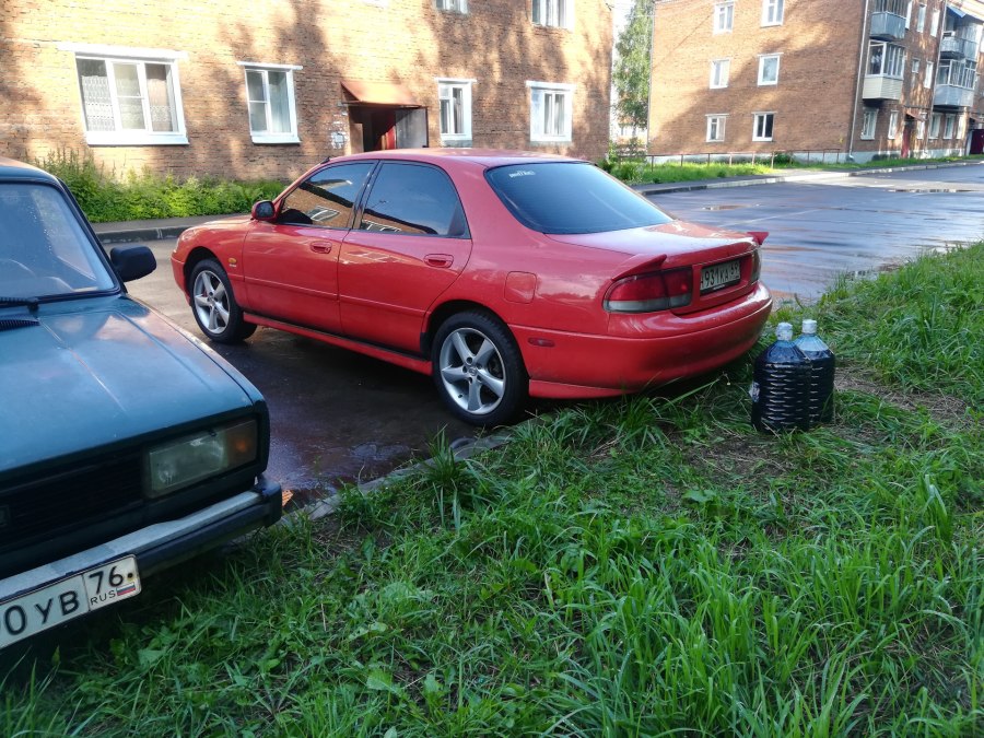 Красно черная Мазда 626