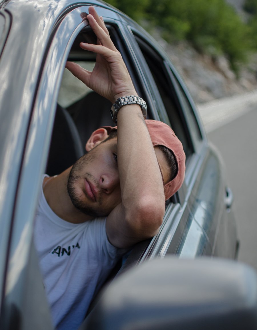 Мужчина в машине без лица