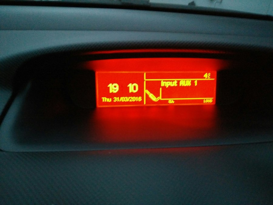 Пежо 308 синий разъем в панели