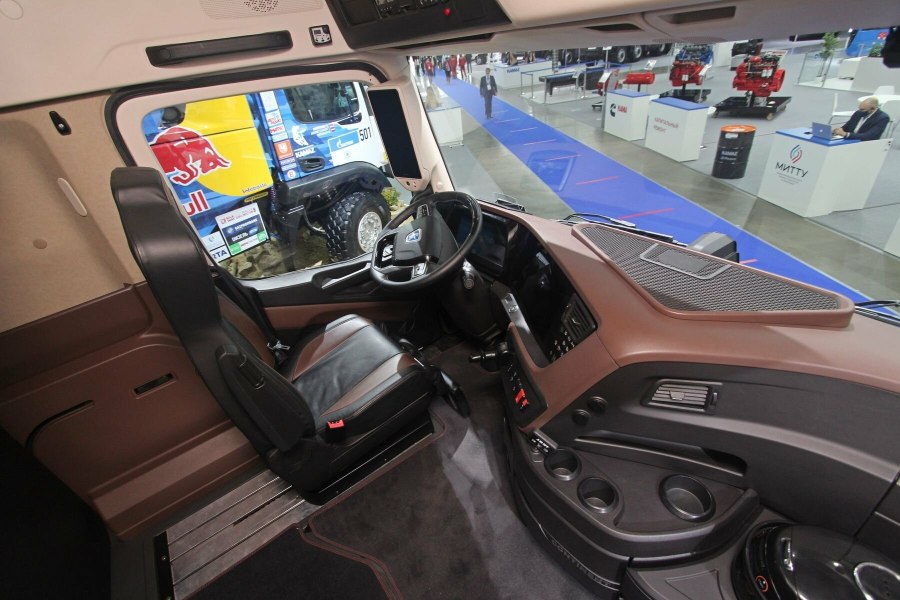 КАМАЗ 5490-s5 салон