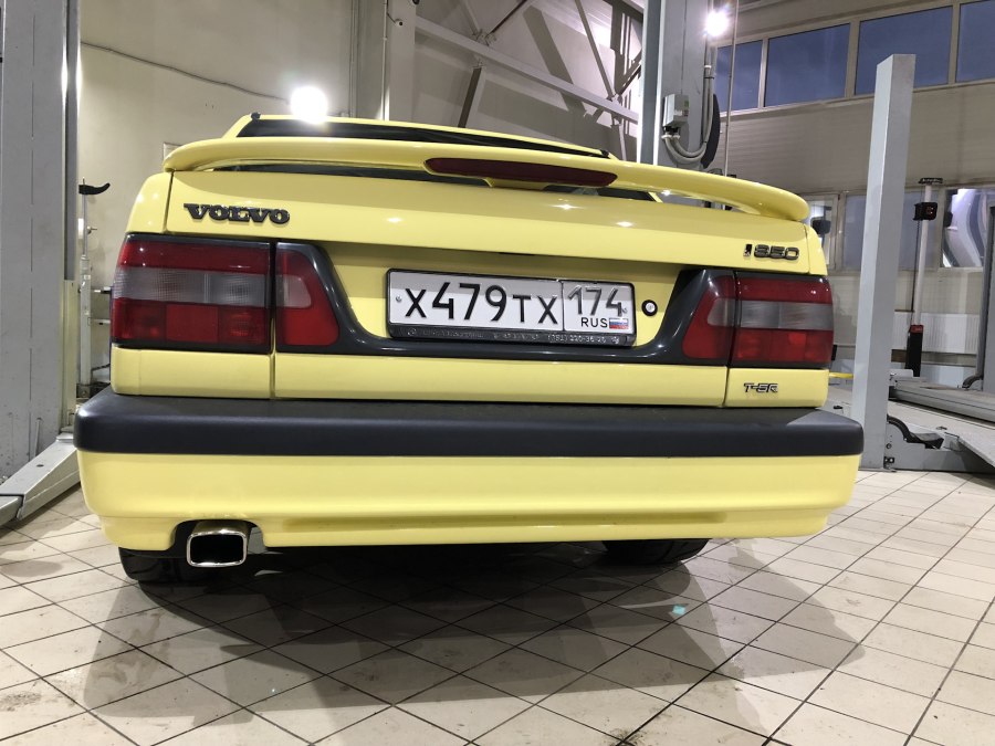 Volvo 850r седан сзади