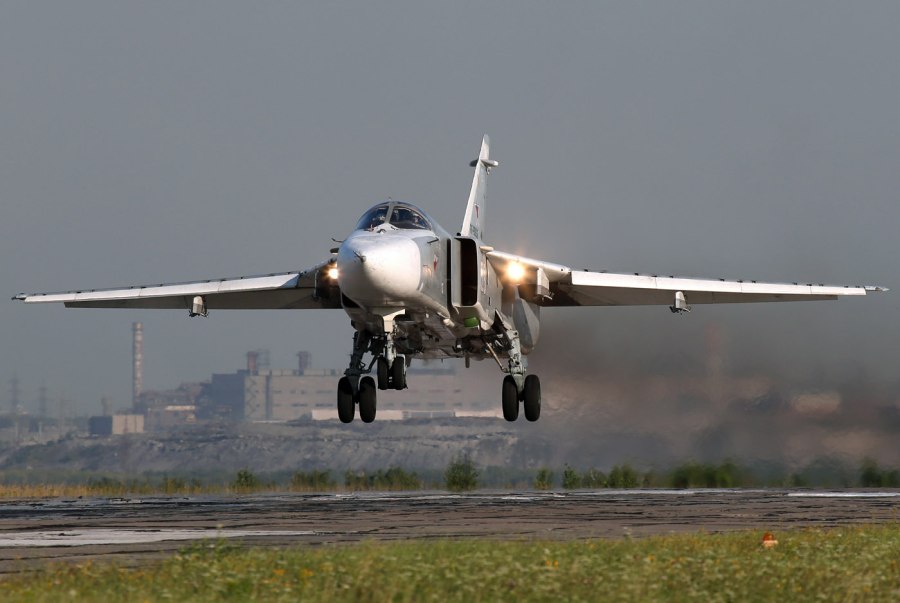Су-24 бомбардировщик