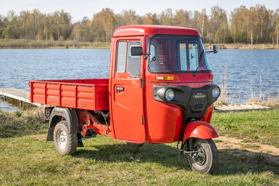 Трицикл Bajaj maxima c