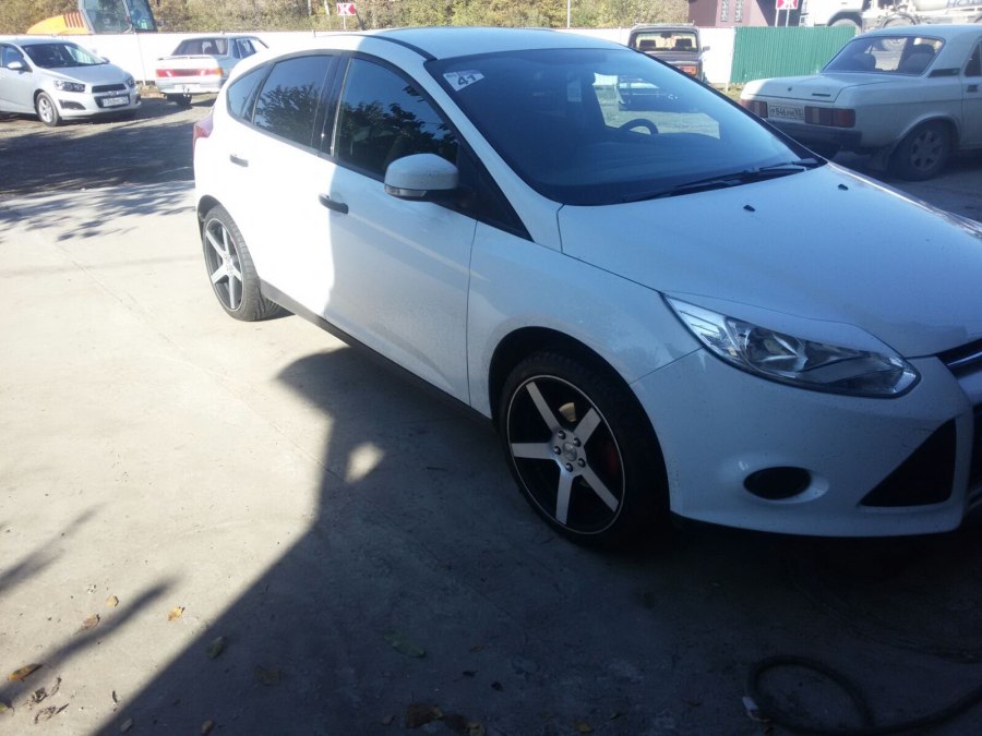 Белый Форд фокус 3 Vossen r17