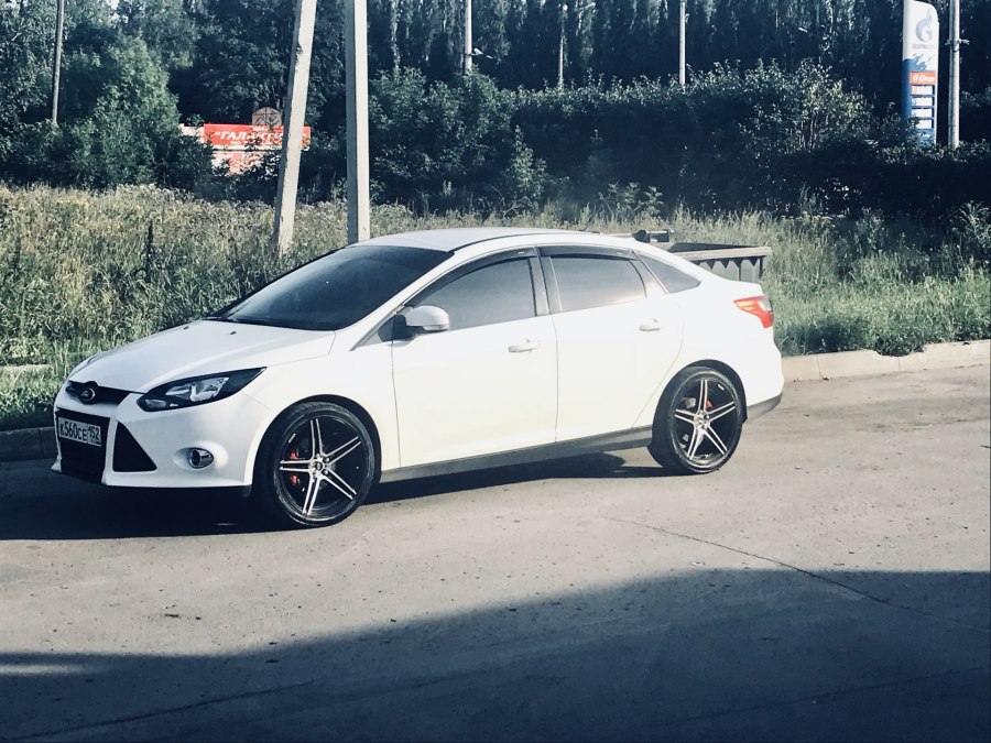 Форд фокус белый седан на r18