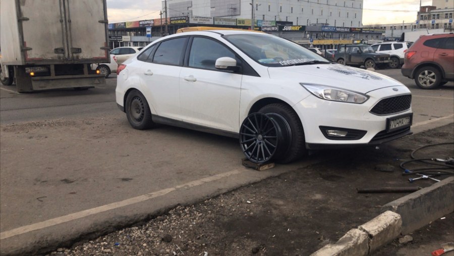 Ford Focus 2 седан r18 Vossen