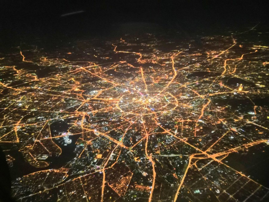 Ночная Москва с самолета на карте