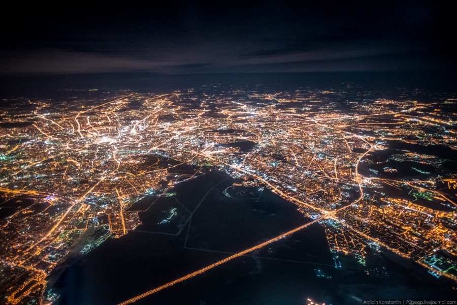 Вид ночной Москвы из самолета