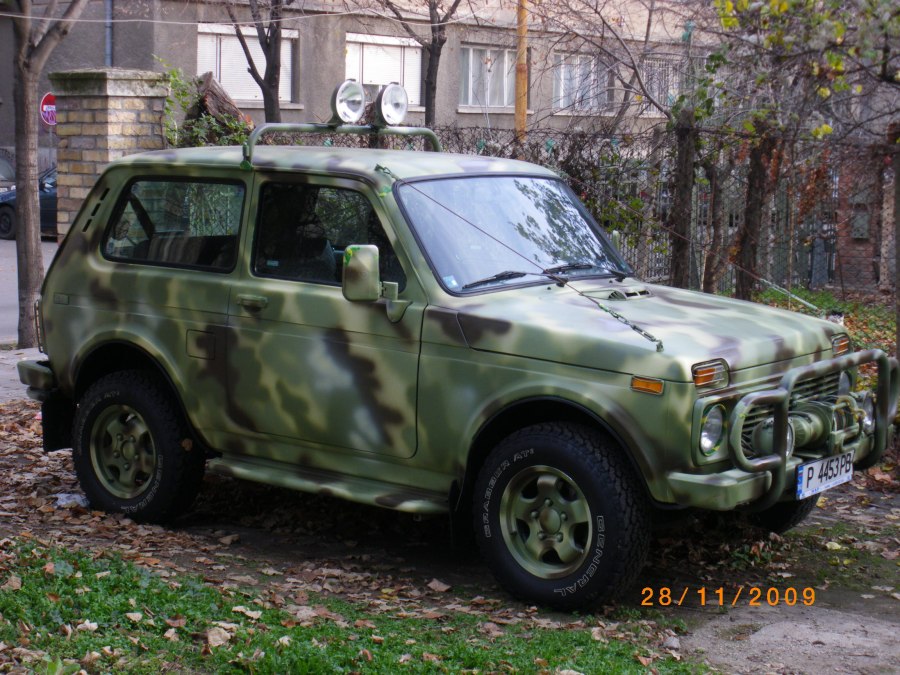 Машина Нива цвета хаки