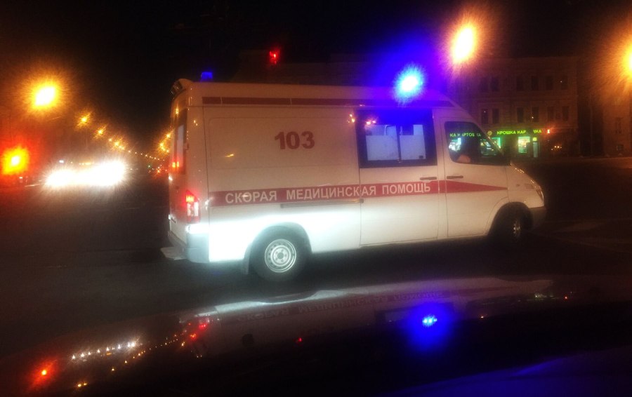 Вид из окна машины скорой помощи