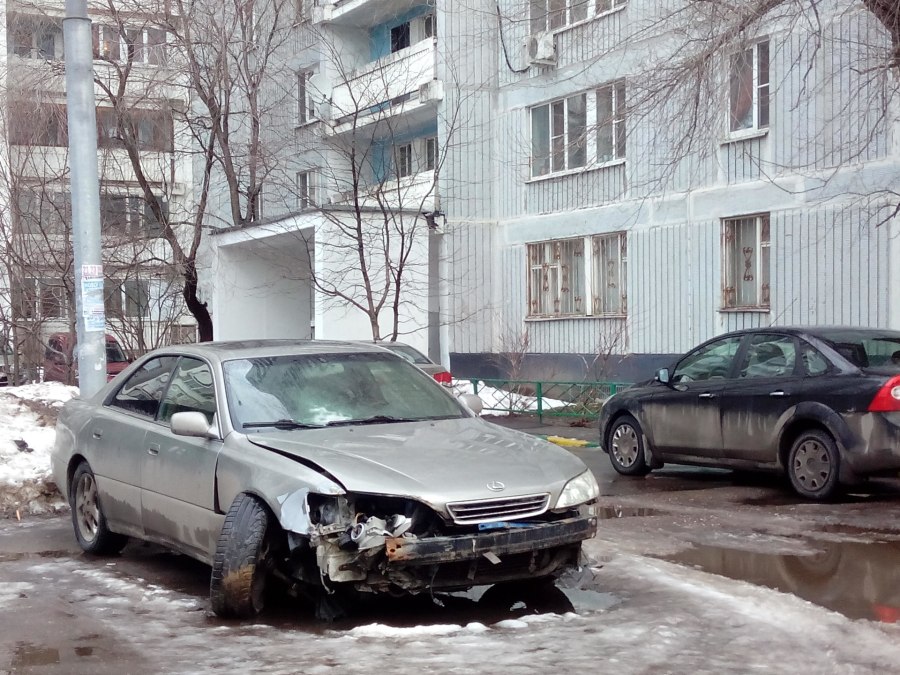 Старый разбитый Лексус