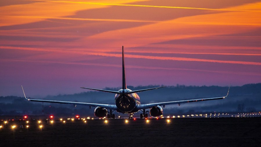 Боинг 737 на закате