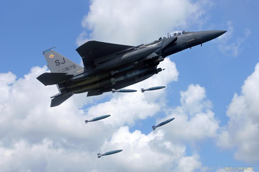 F-15e Strike Eagle с бомбами