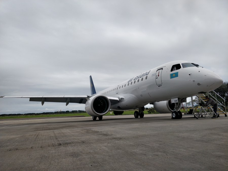 Embraer e190. Эмбраер 190 е2. Embraer 190 Air Astana. Embraer 190 крыло.