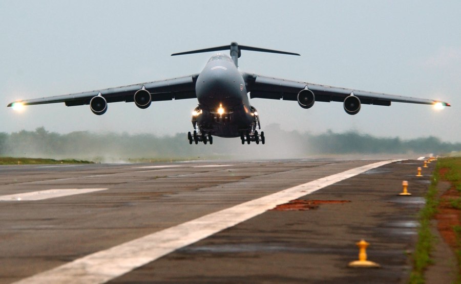 Самолет посадка Боинг 747