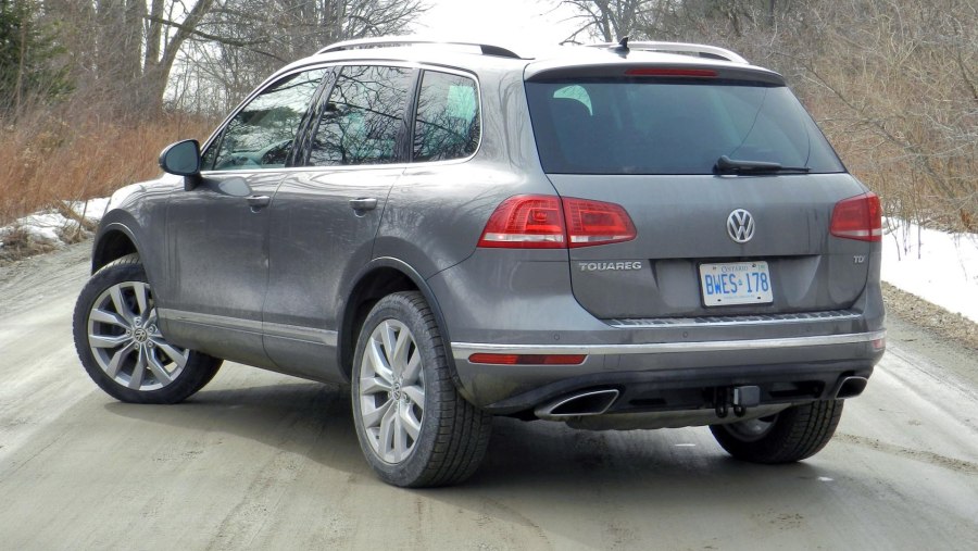 Volkswagen Touareg белый сзади