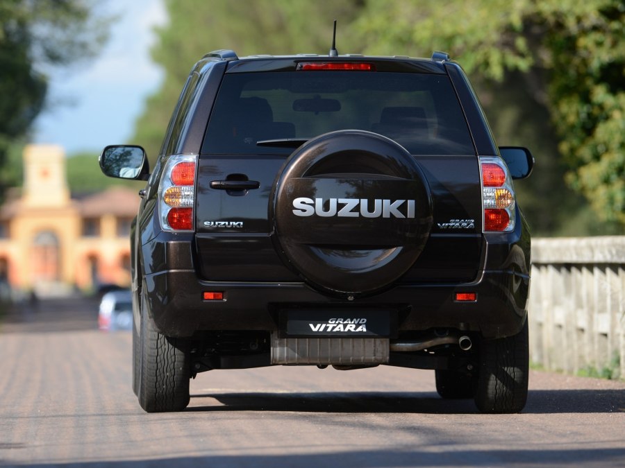 Suzuki Grand Vitara сзади