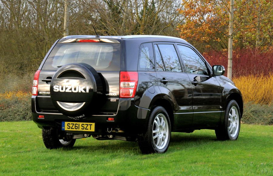 Suzuki Grand Vitara сзади