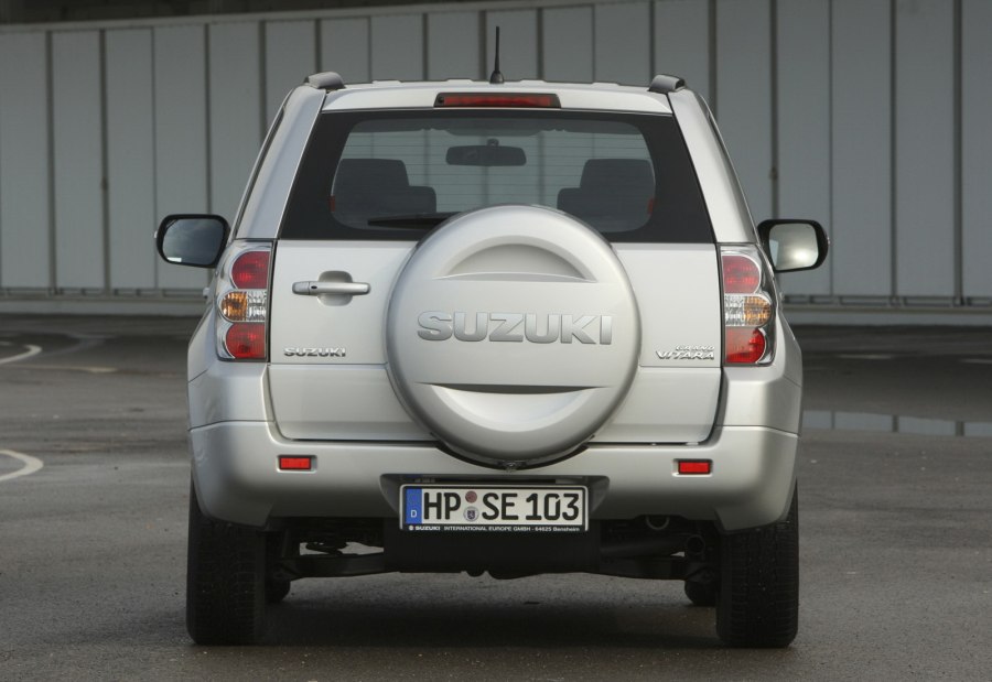 Suzuki Grand Vitara сзади