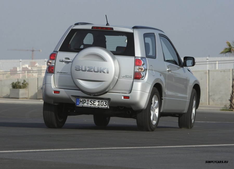 Suzuki Grand Vitara сзади