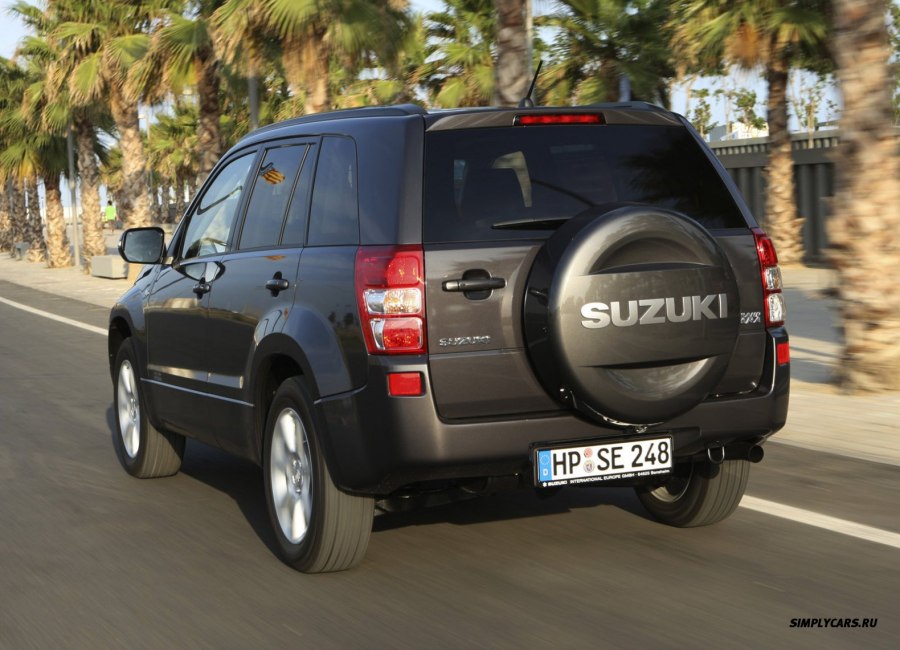Suzuki Grand Vitara сзади