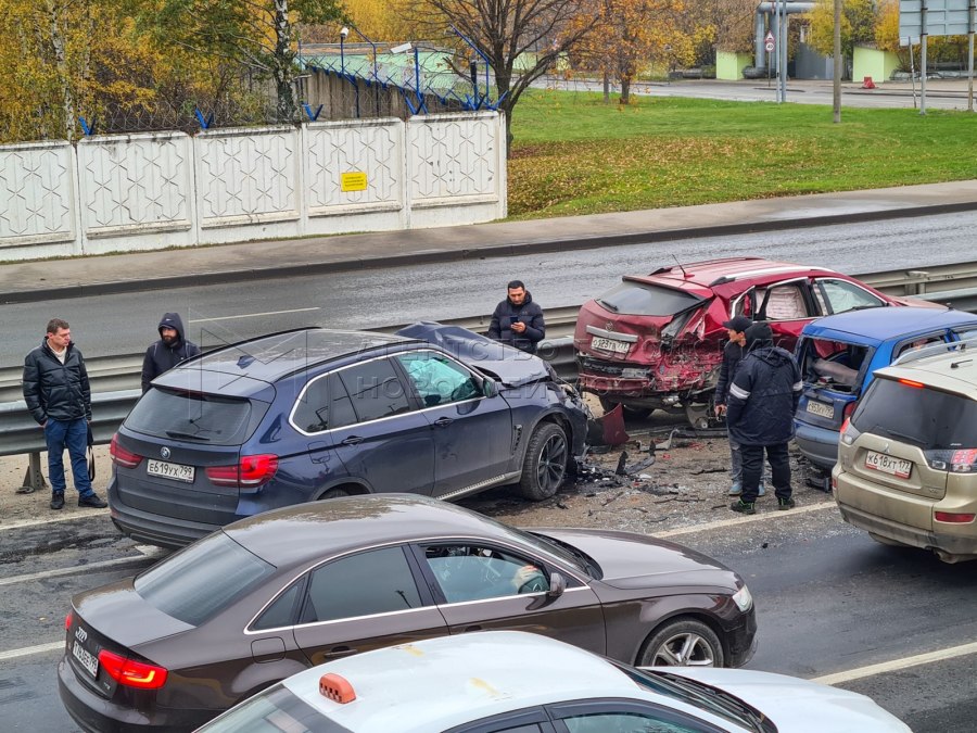 Город с людьми и машинами