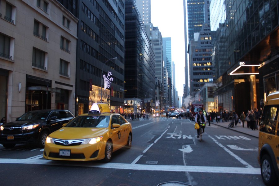 Машины на улицах города