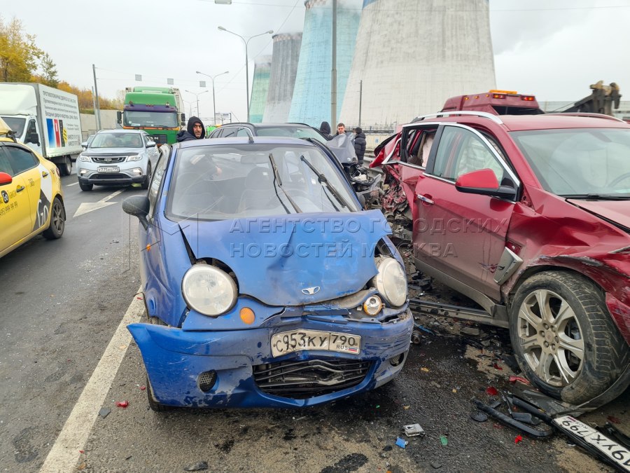 Ретро автомобиль на дороге