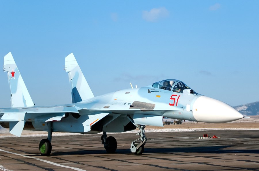 Многоцелевой истребитель Су-27.