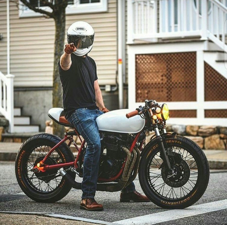 CB 400 Cafe Racer с пилотом