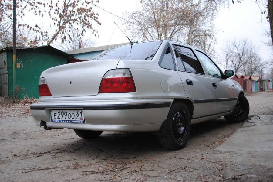 Daewoo Nexia зад